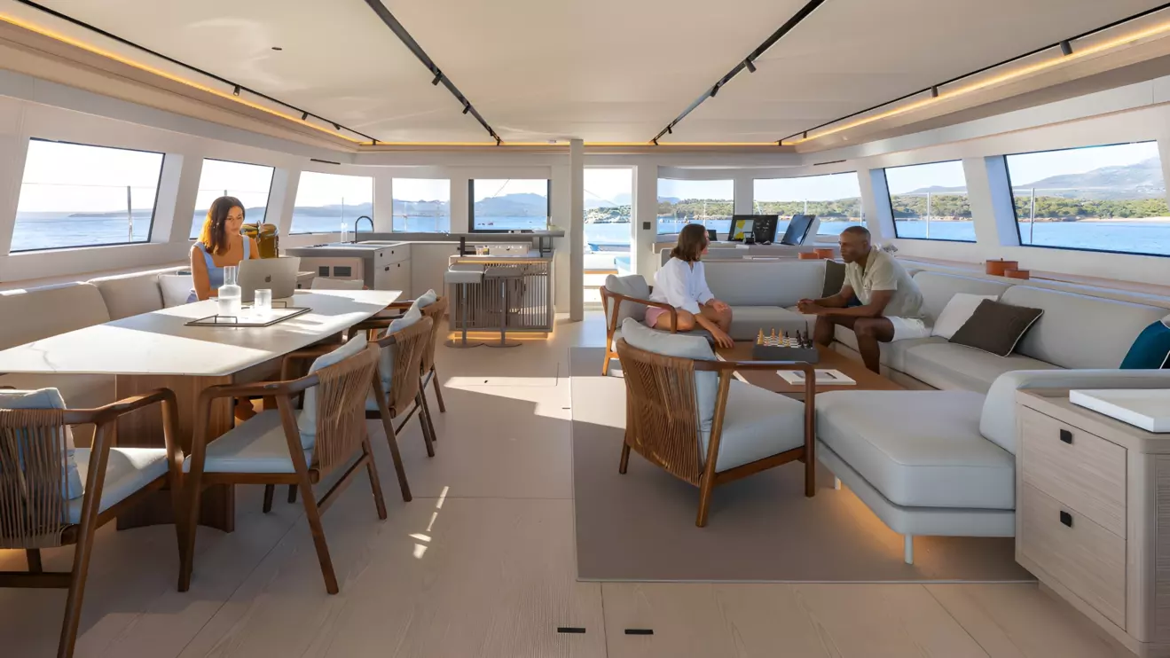 Lagoon 82 - salon.jpg