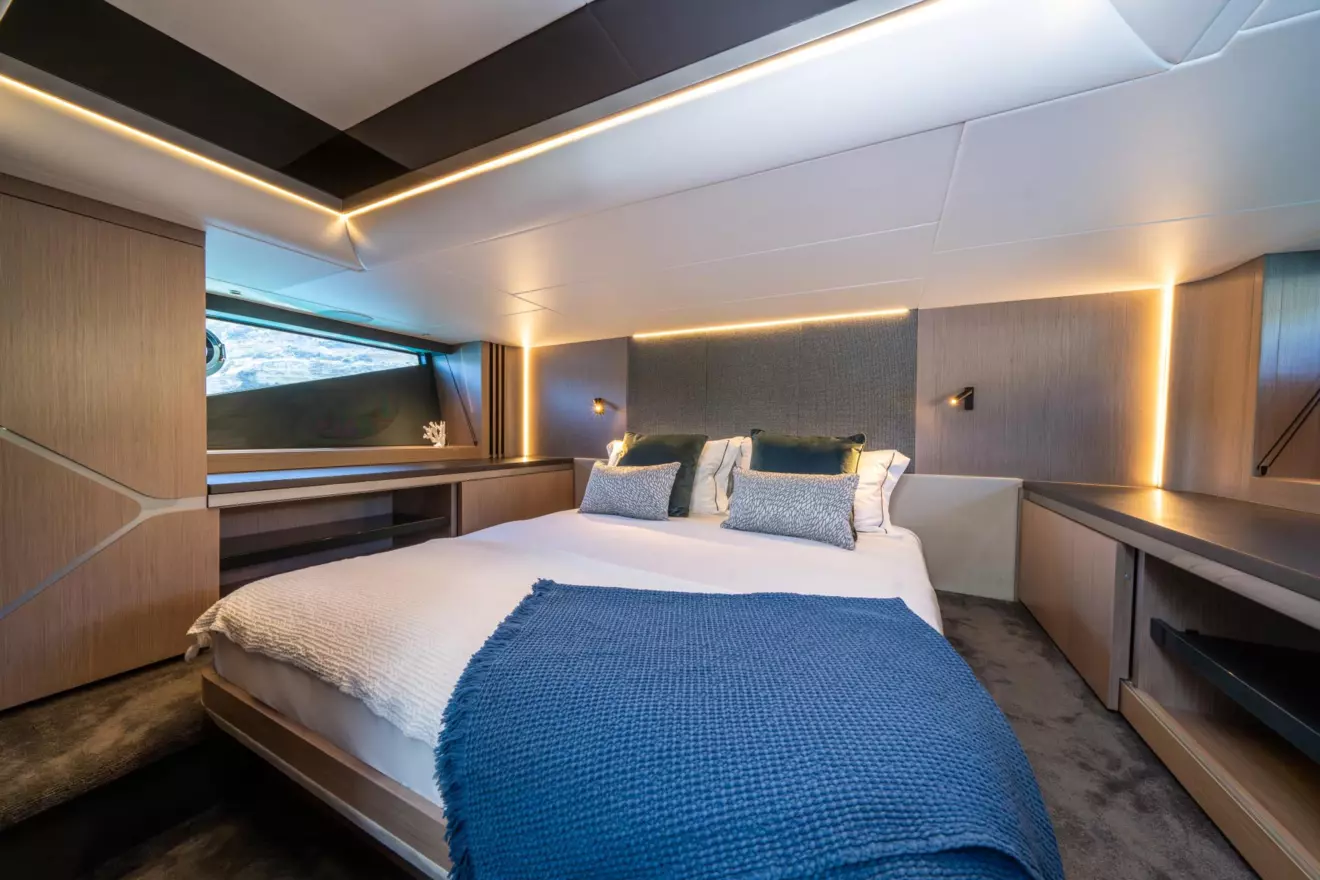Sunseeker Superhawk 55 cabin