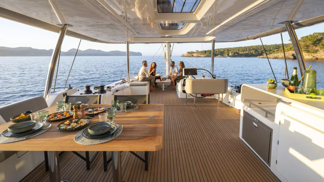 Catamaran Lagoon 60 flybridge