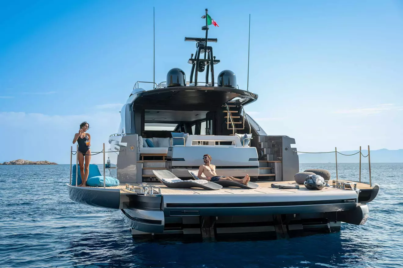 Crossover Pershing GTX80 beach platform
