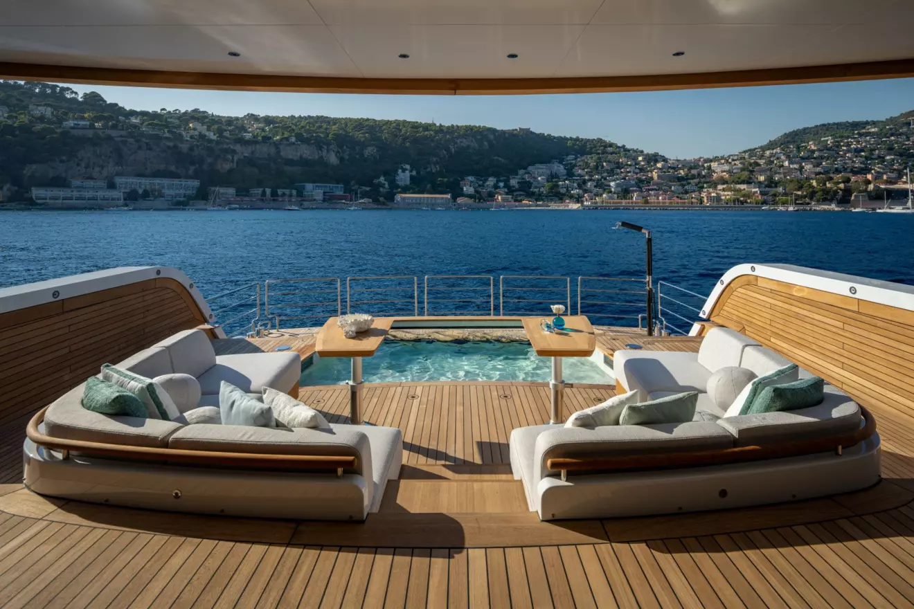 Sirena 42M - beach club.jpg