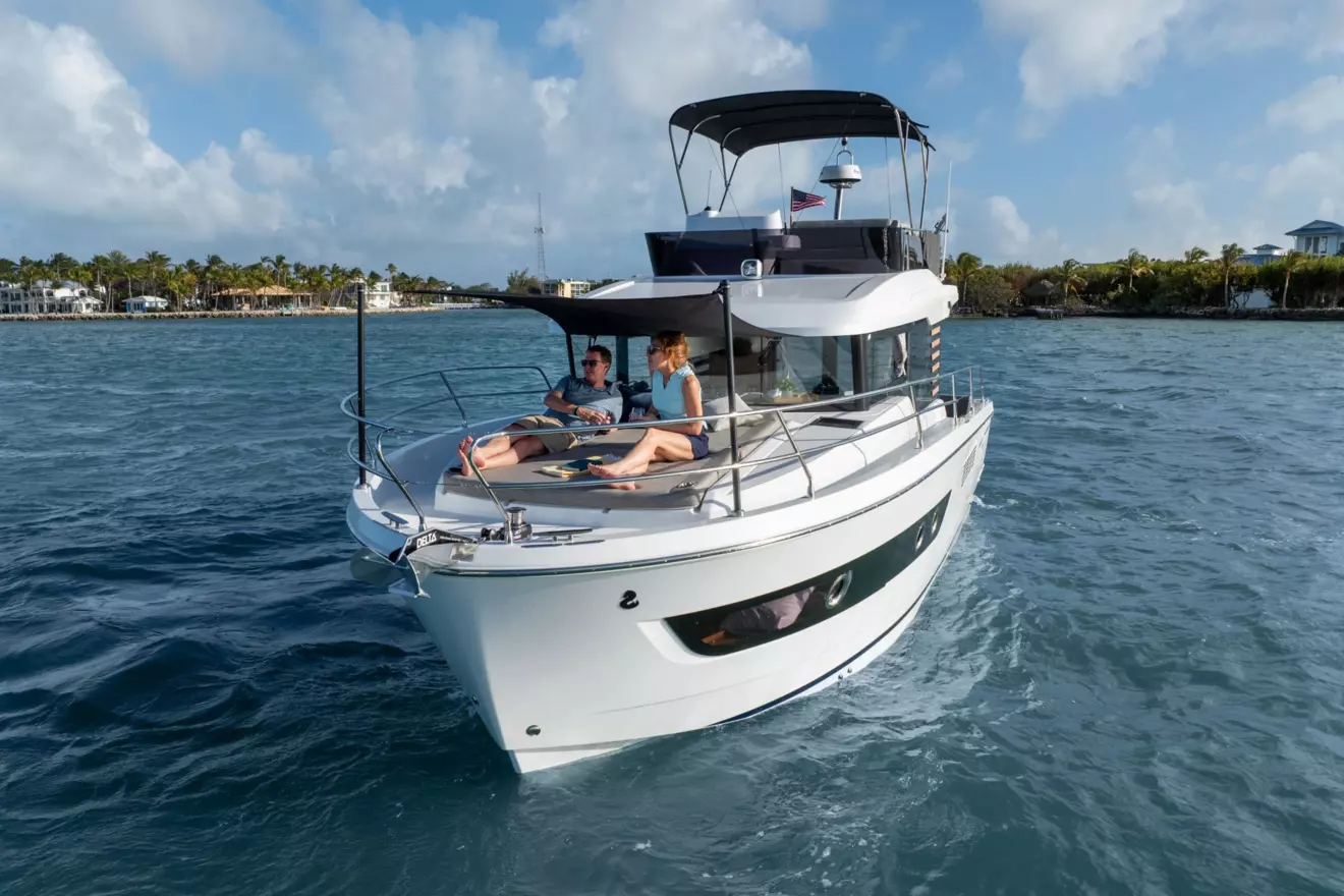 Beneteau Swift Trawler 37 Fly bow sunpad