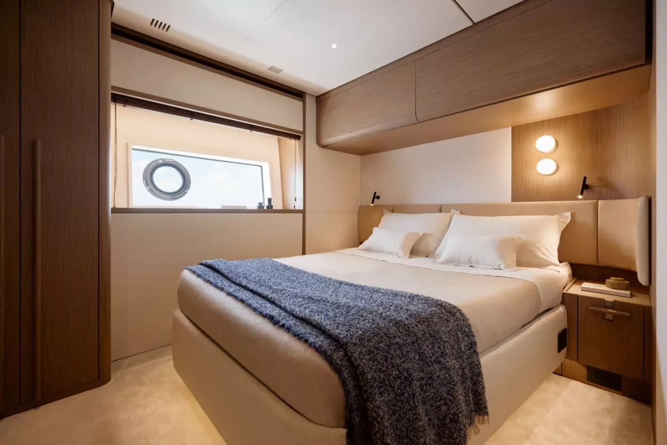 Azimut Fly 82 VIP cabin