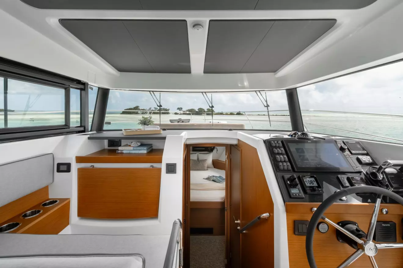 Beneteau Swift Trawler 37 Fly - salon helm station.jpg