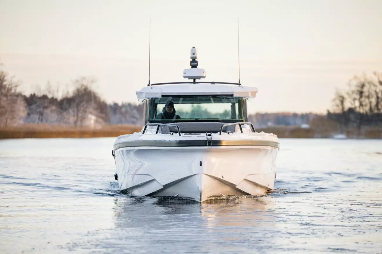 Axopar 38 XC Cross Cabin front view