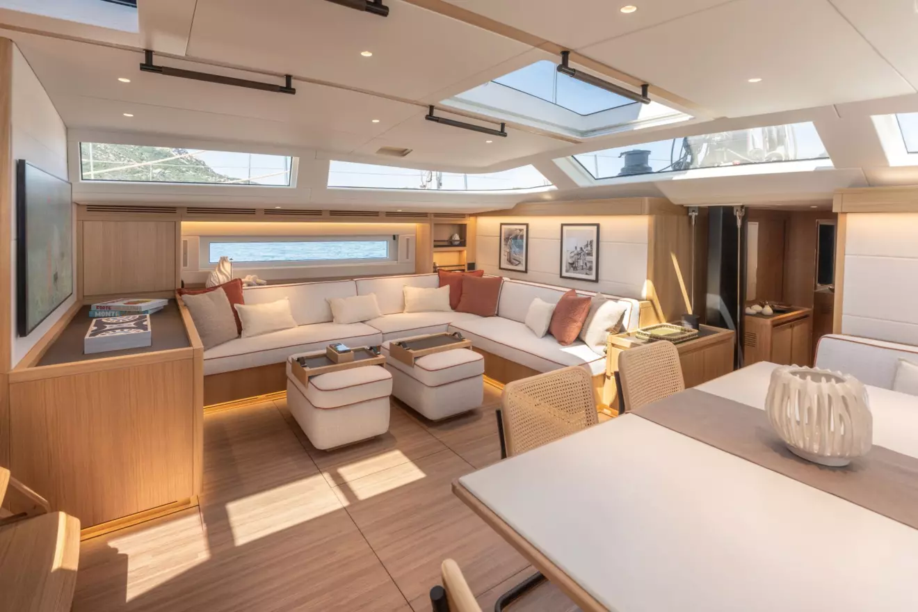 Grand Soleil Plus 80 Long Cruise - salon.jpg