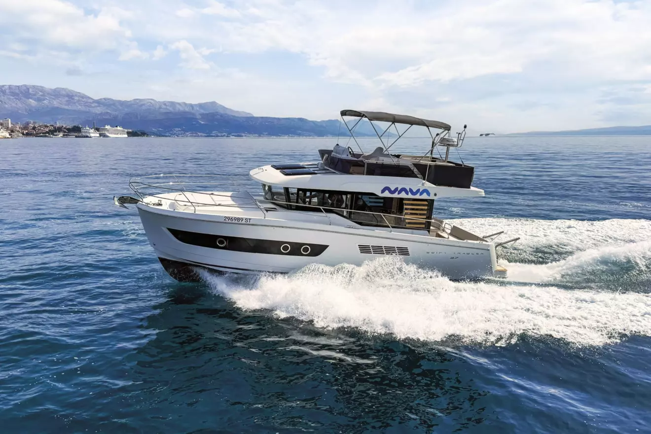 Beneteaua Swift Trawler 37 Fly side view cruising