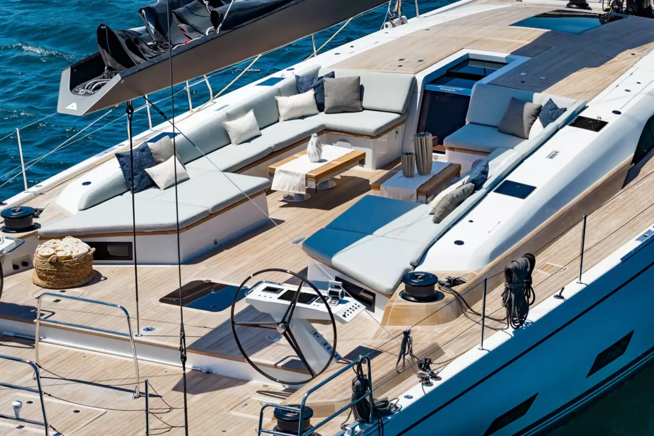 Grand Soleil Plus 80 Long Cruise - cockpit.jpg
