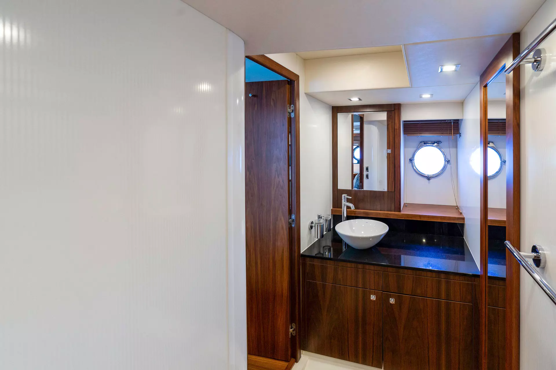 22-2-Drunk-Master-cabin-bathroom_.JPG