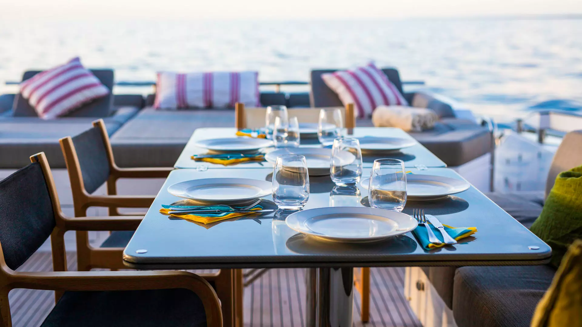 15-Azimut-S7-aft-al-fresco-table _.JPG