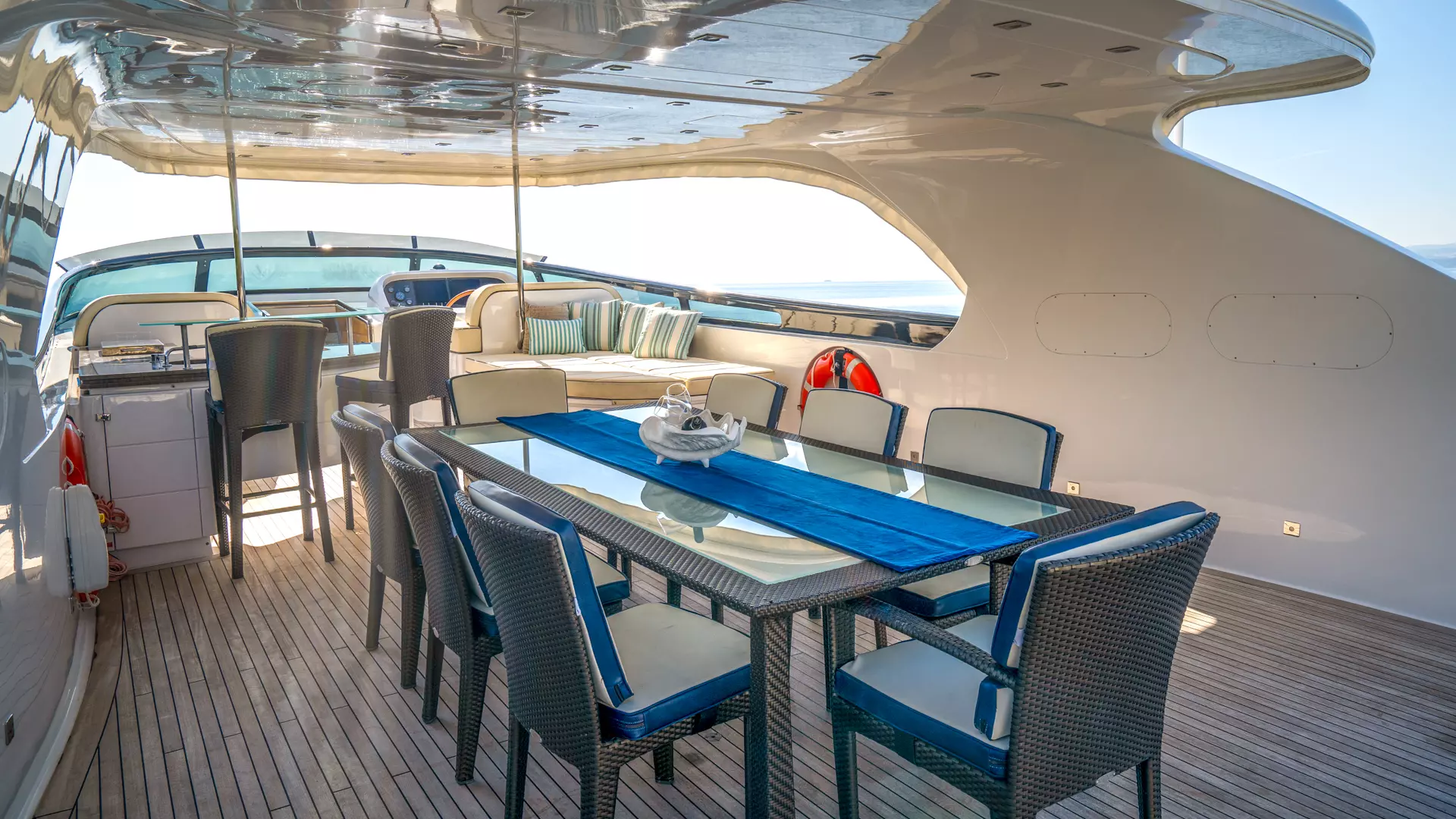 08-Cynthia-flybridge-dining-table_.jpg