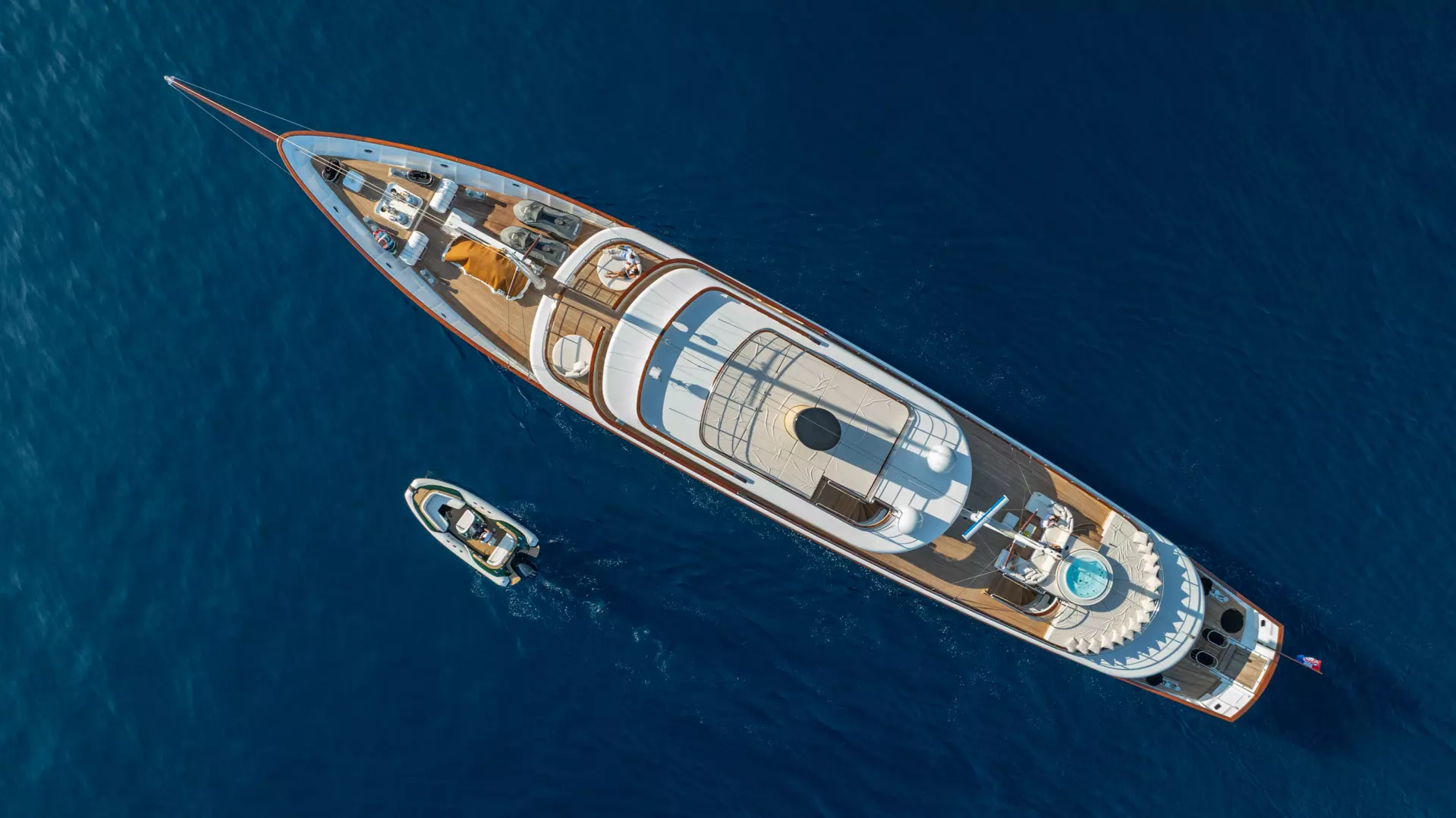 003_MAIA_drone_topview_entire_yacht.jpg