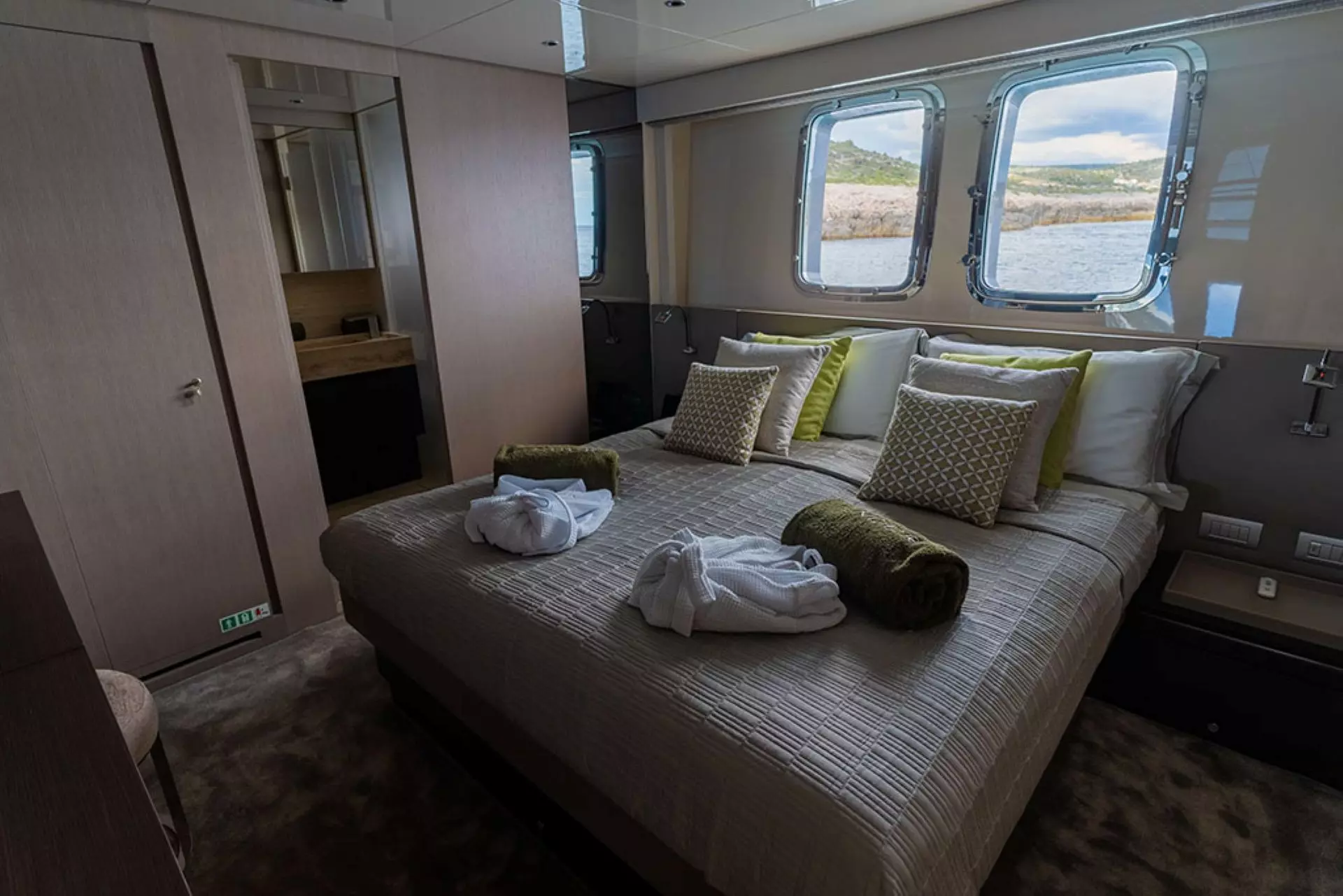 140- Noor II VIP cabin.jpg