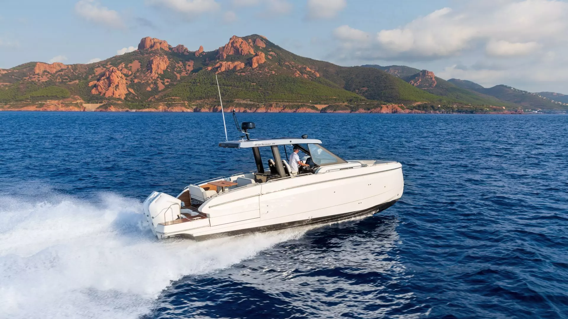 Beneteau Gran Turismo 35 side view cruising