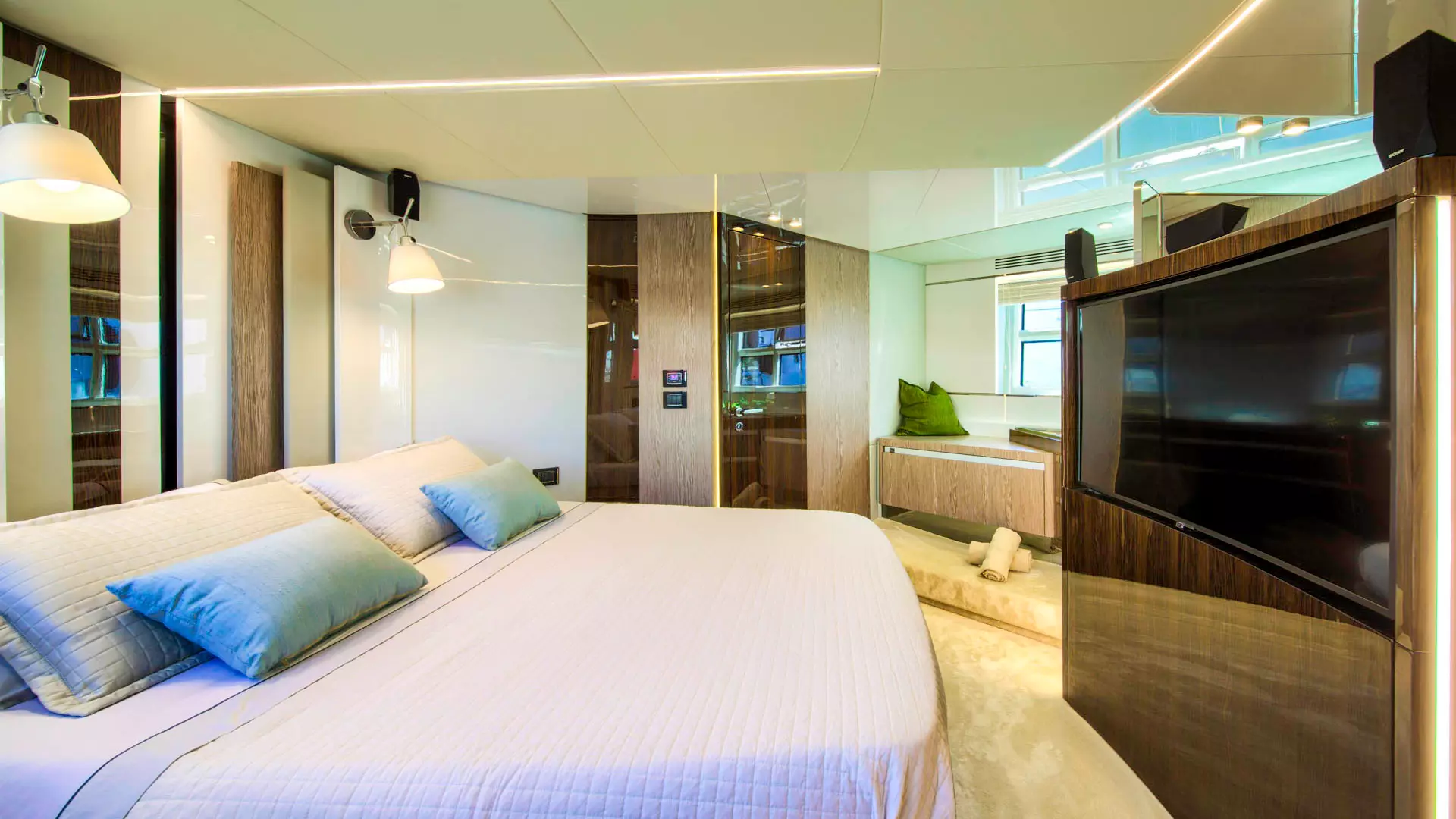 22-Azimut-S7-Master-cabin-view _.JPG