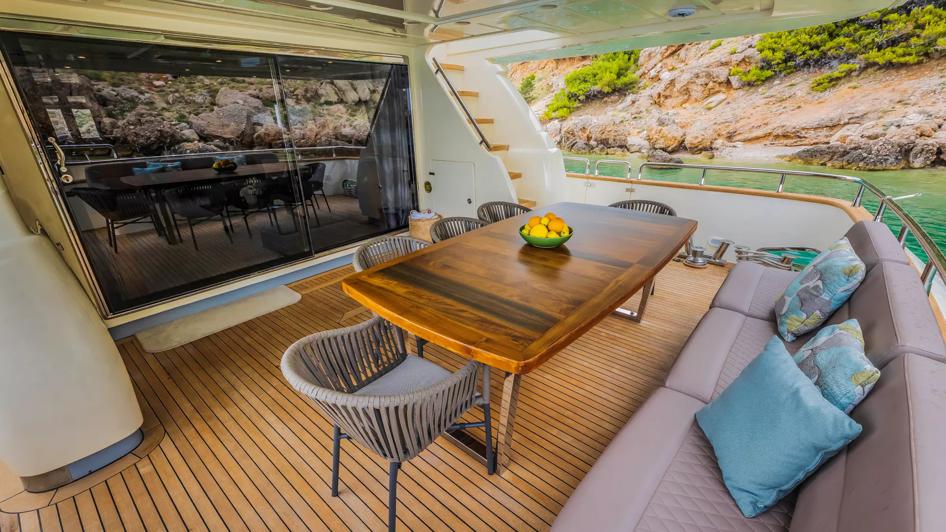 14-KARISMA-aft-table_.JPG