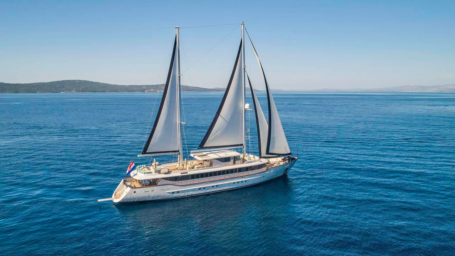 04-Omnia-sailing-moment _ _.JPG