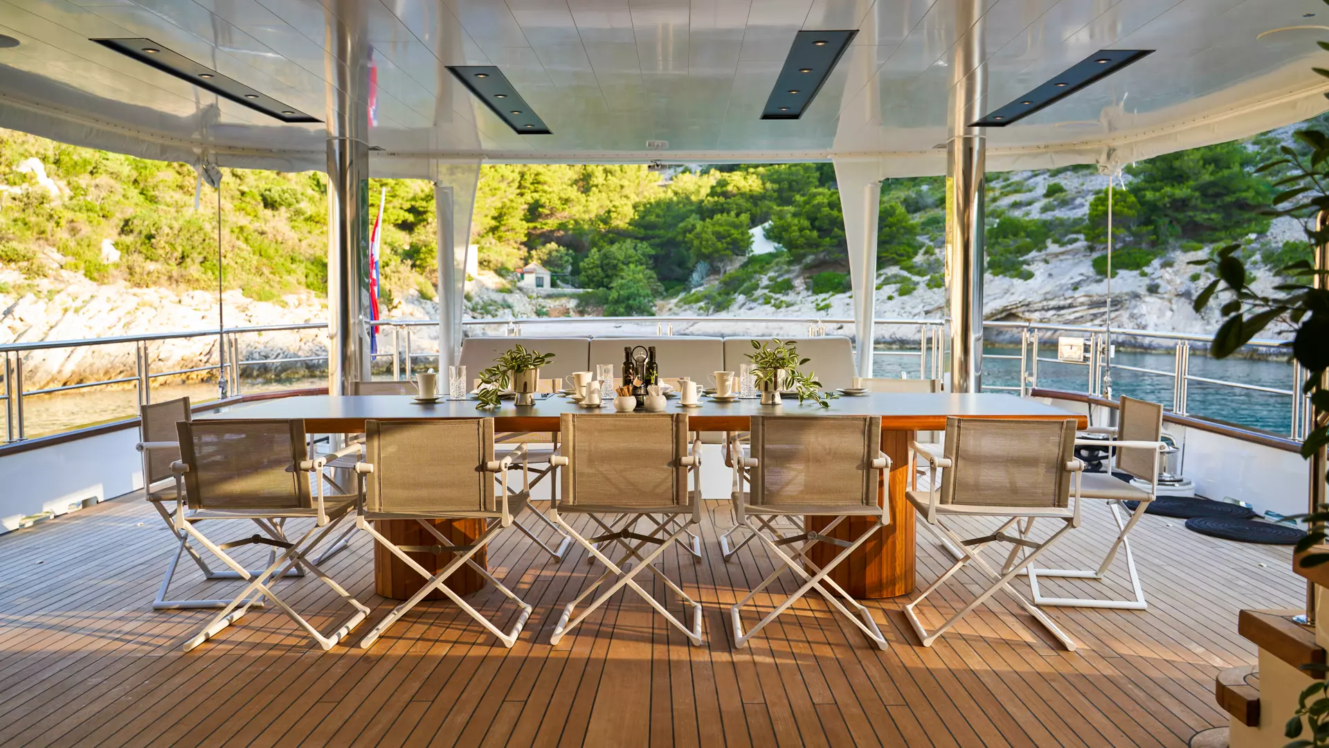16-Mal-Allure-aft-dining-table _.JPG