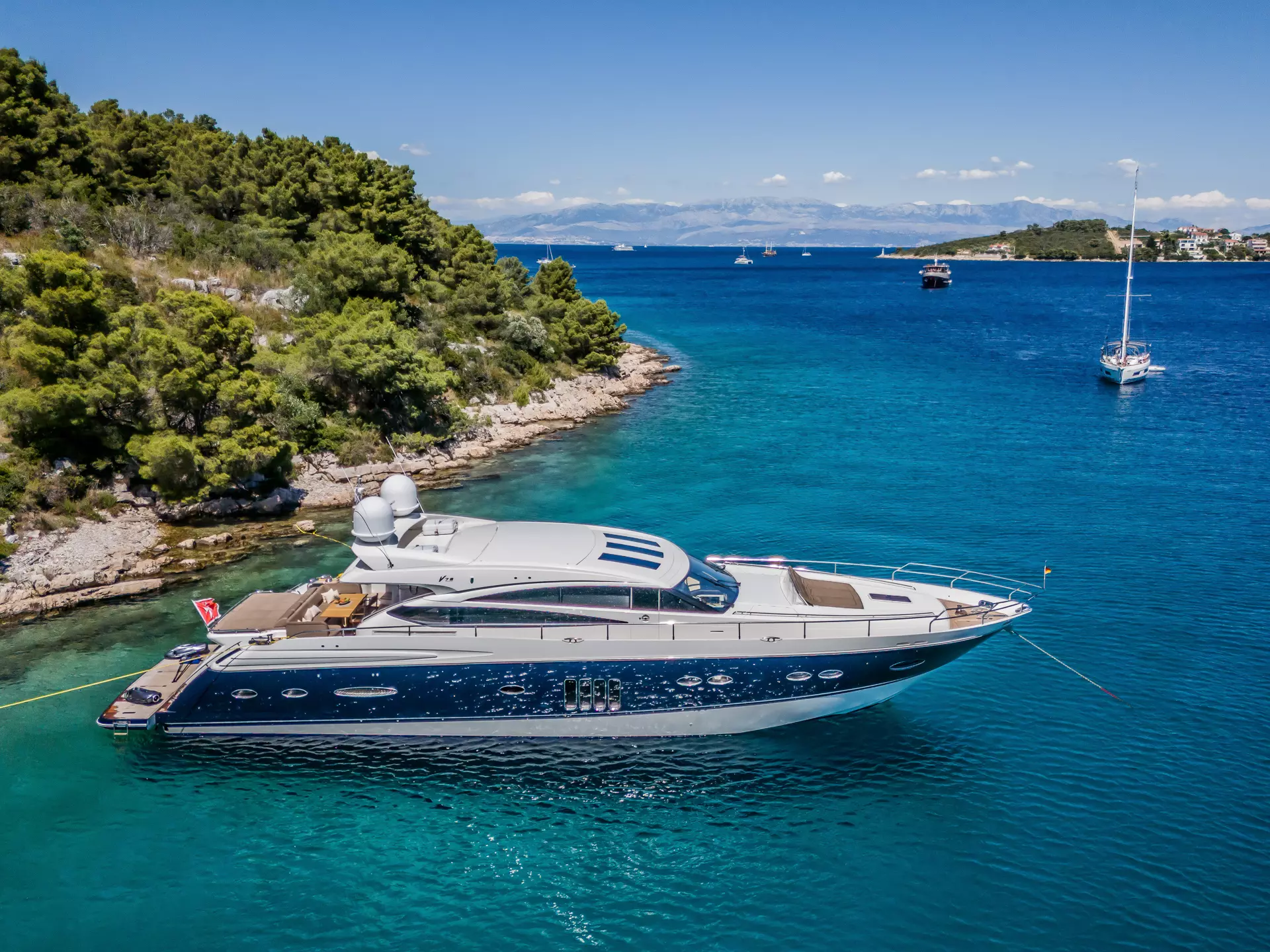 06-Gitana-II-starboard-aerial_.jpg