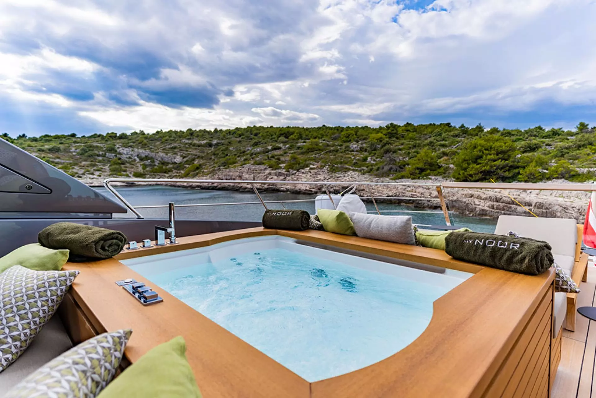 60 - Noor II - deck pool.jpg