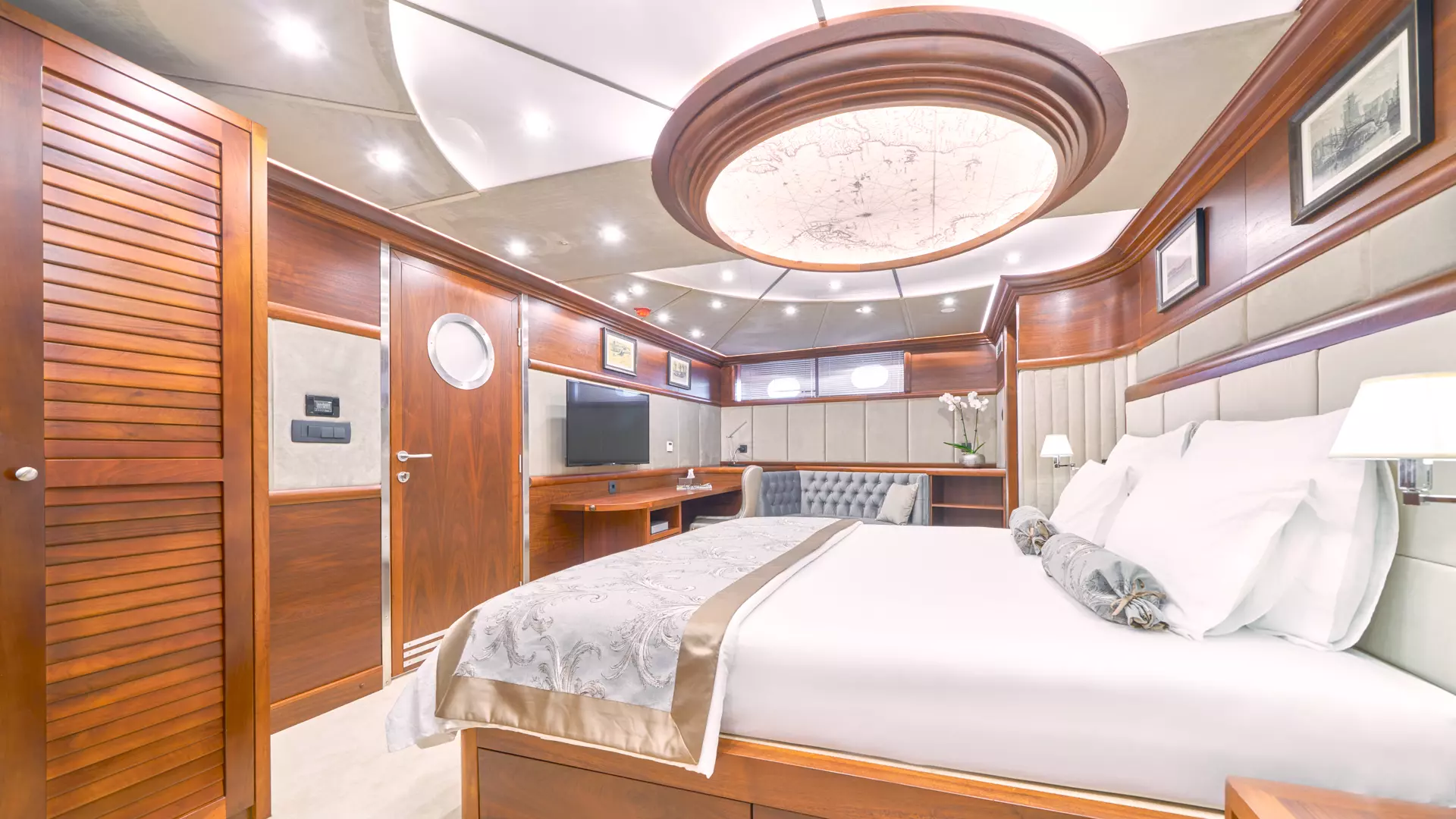 32-Lady-Gita-bow-Master-cabin-side-view_.jpg