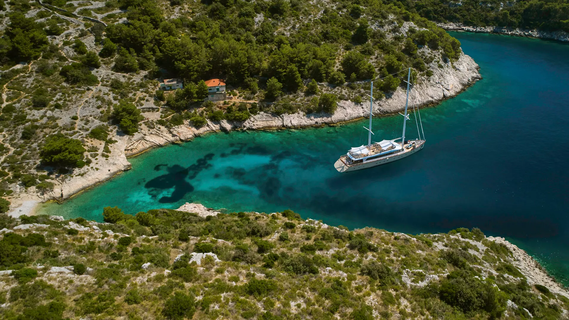 06-Mal-Allure-anchor-in-the-bay _.JPG
