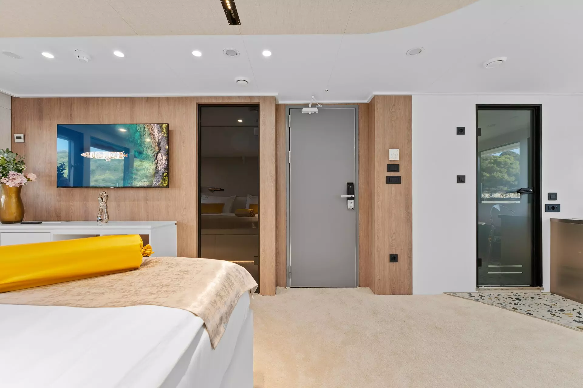 72. ALFA MARIO Master cabin - Main deck.jpg