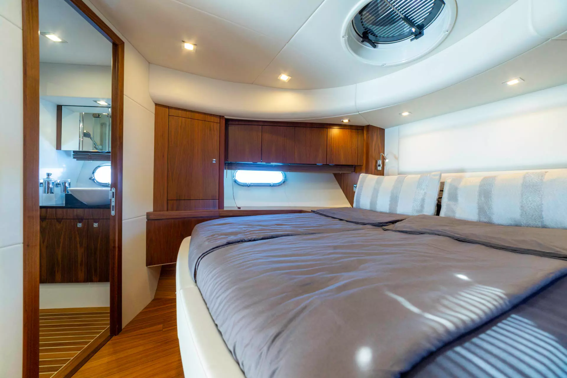 23-2-Drunk-VIP-cabin_.JPG
