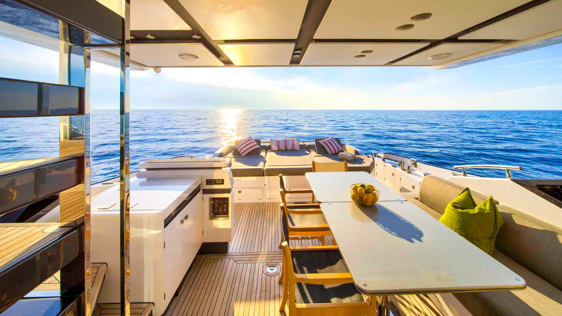 14-Azimut-S7-aft-dining-view _.JPG