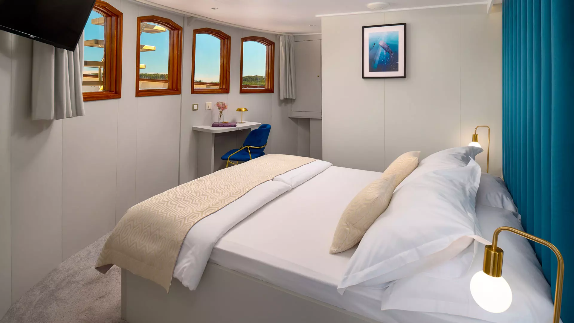 23-Bellezza-double-cabin-with-desk-and-tv.jpg
