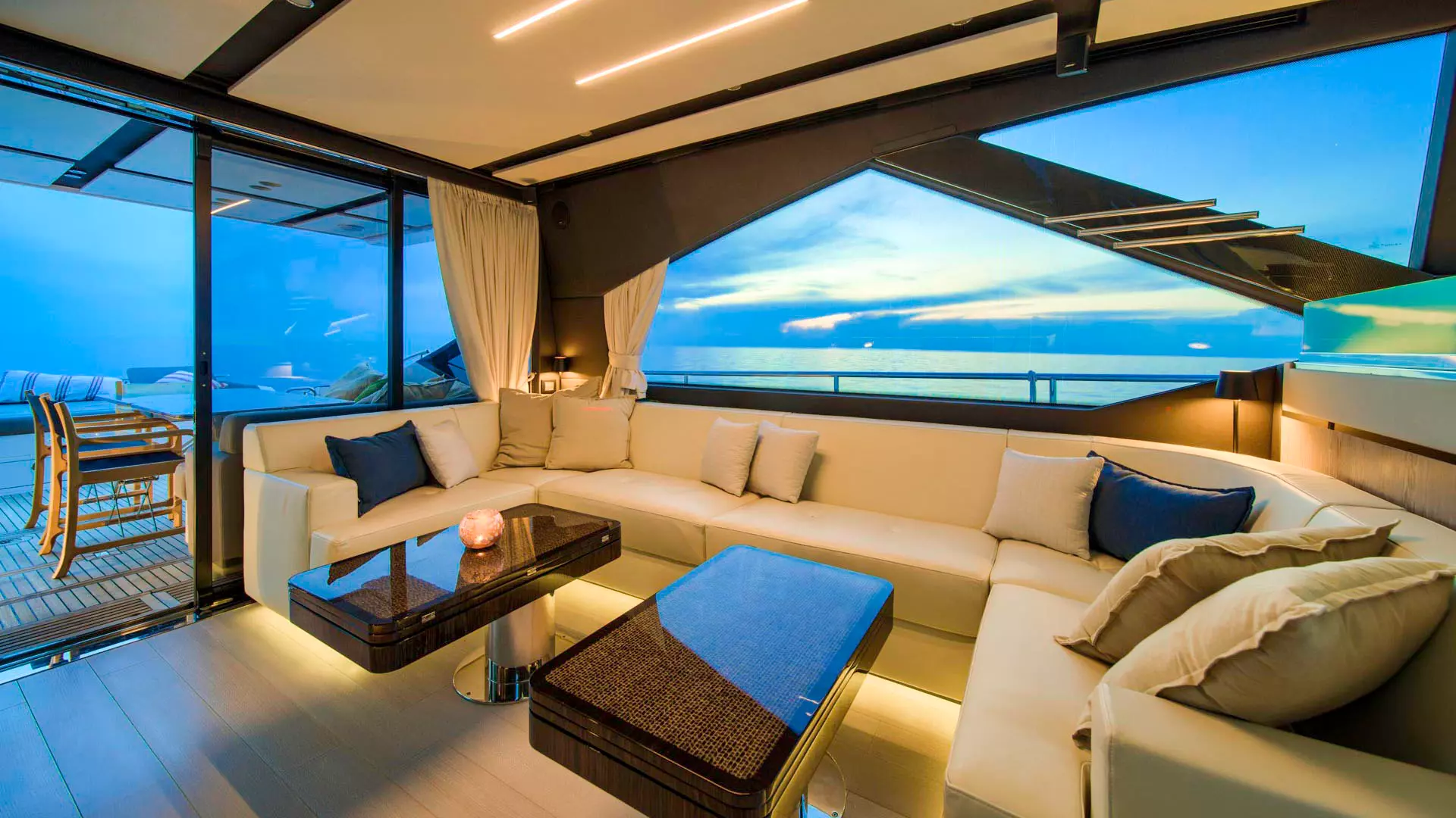 19-Azimut-S7-salon-lounging-area _.JPG