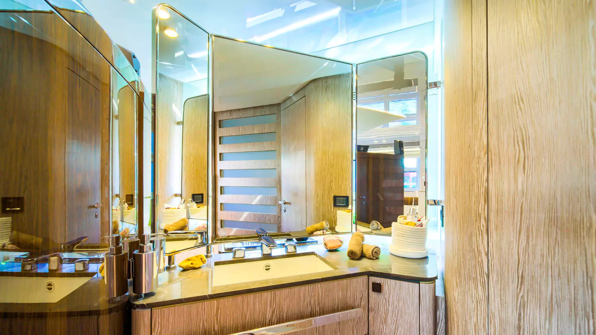 24-Master-cabin-make-up-area _.JPG