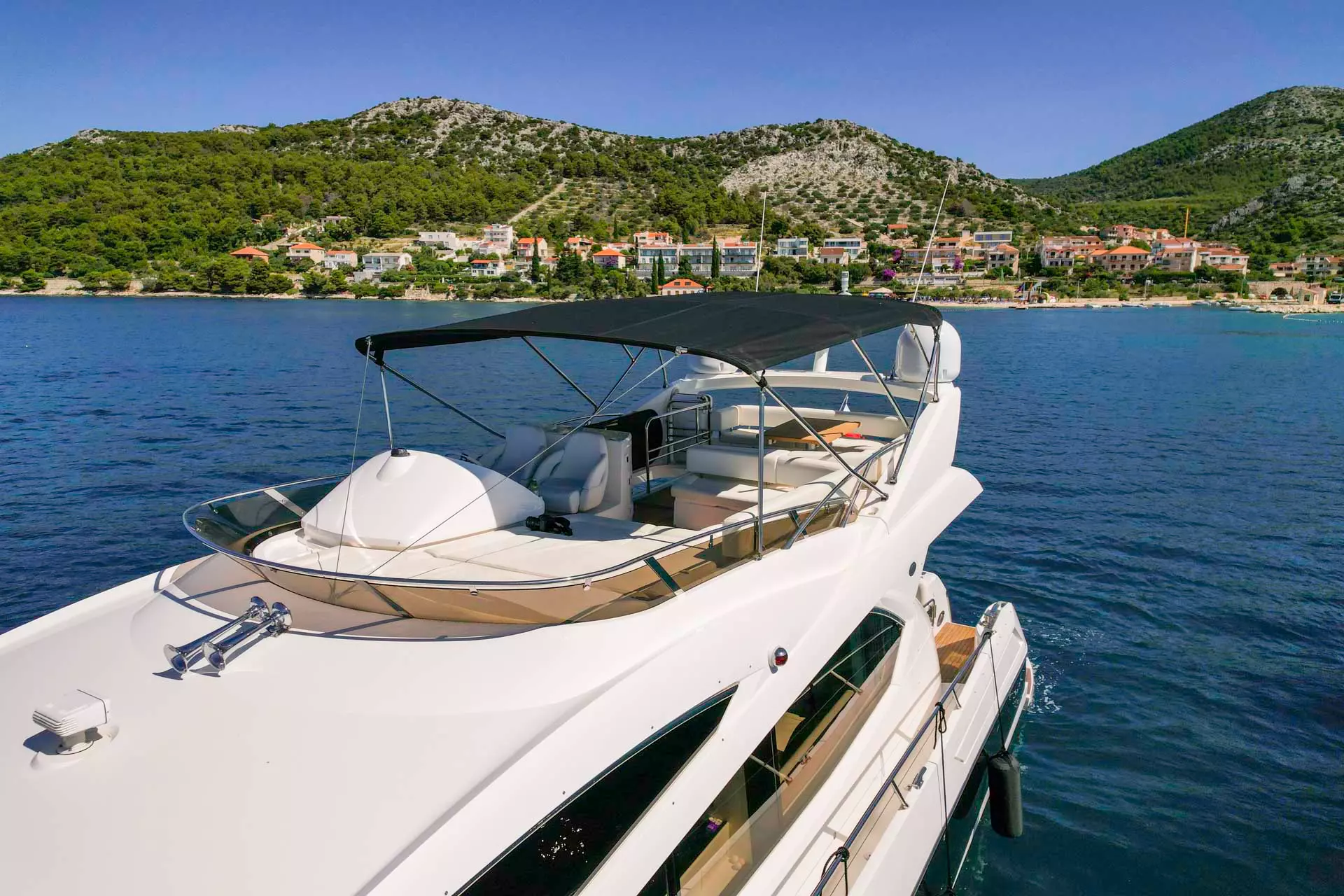 09-2-Drunk-flybridge-side-view_.JPG