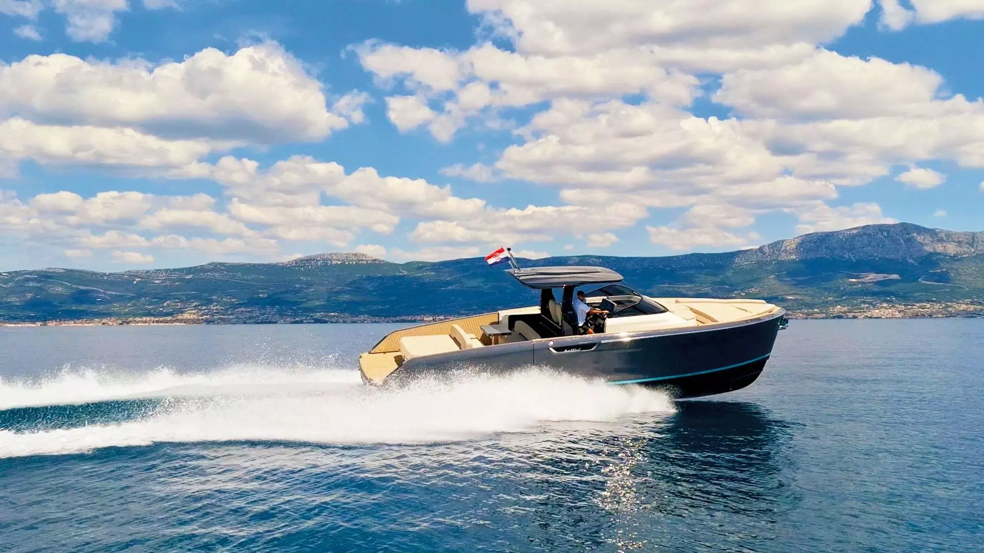 Bellini Astor 36 cruising at full speed on open sea
