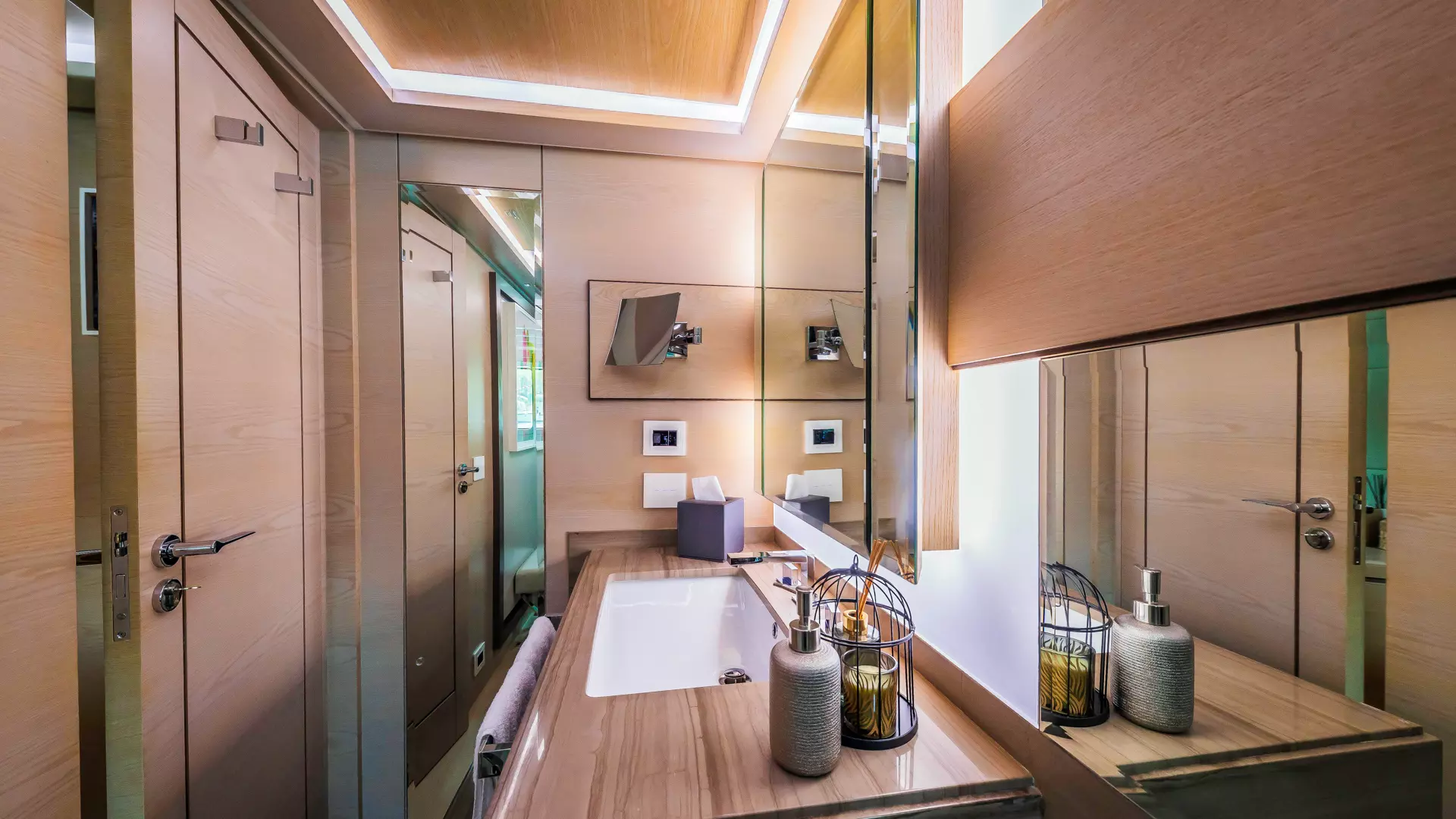28-Ocean-Drive-VIP-bathroom _ _.JPG