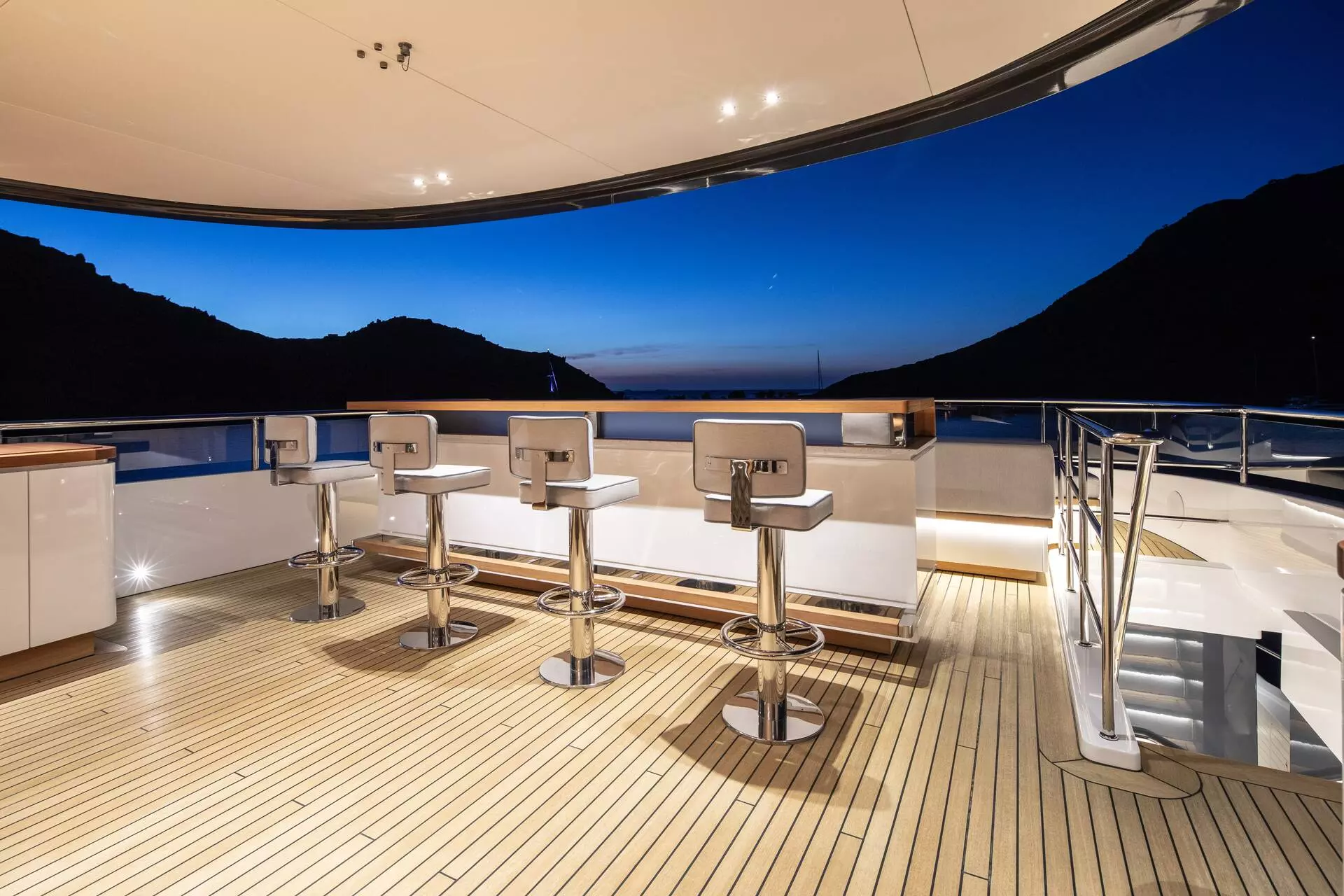 11 LEXSEA_18b.Sundeck Aft - Bar.jpg