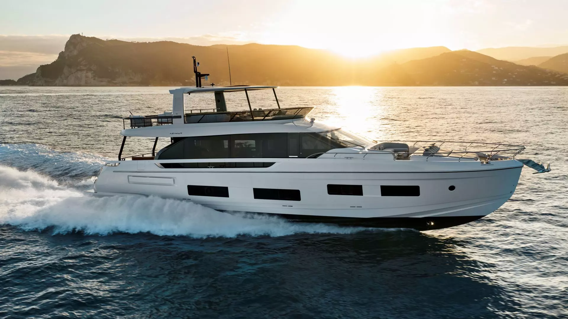 Azimut Fly 82 side view cruising