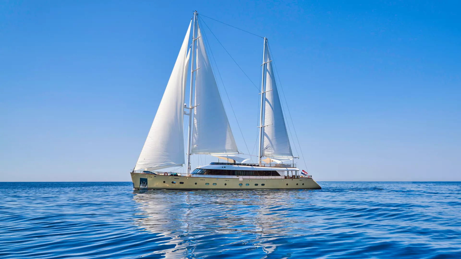 04-Mal-Allure-sailing _.JPG