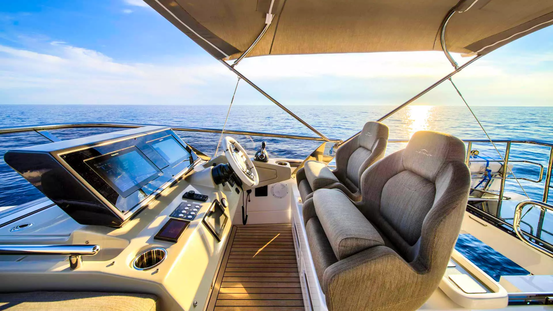11-Azimut-S7-flybridge-helm-station _.JPG