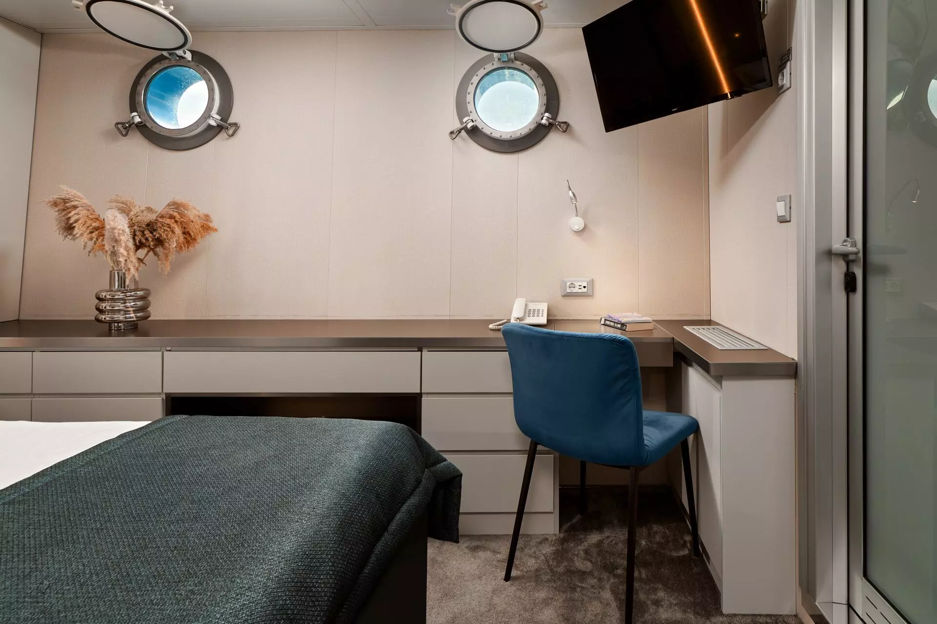 08 - Interior - Cabins - Triple Cabin (3).jpg