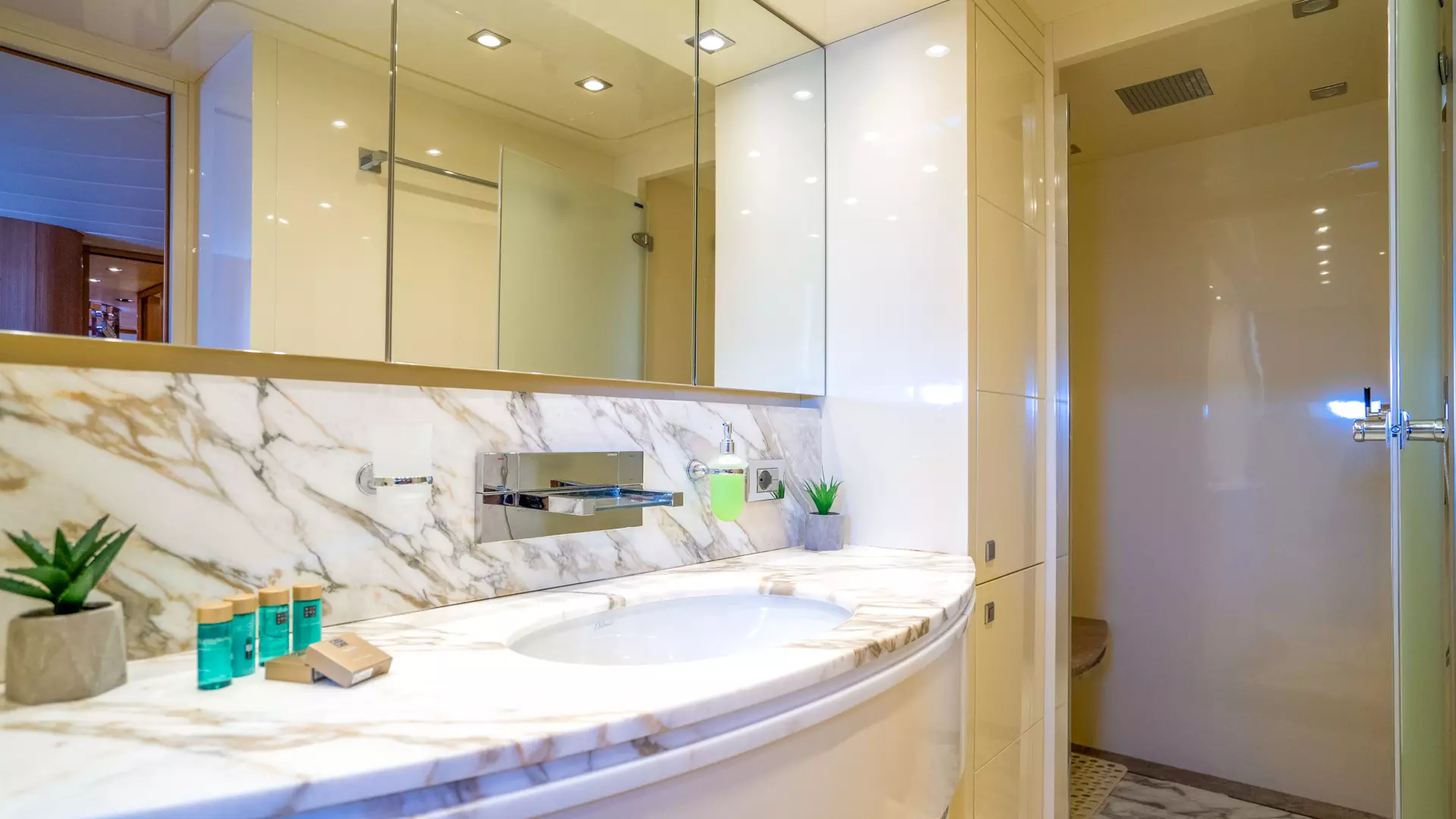 19-Cynthia-VIP-cabin-bathroom_.jpg