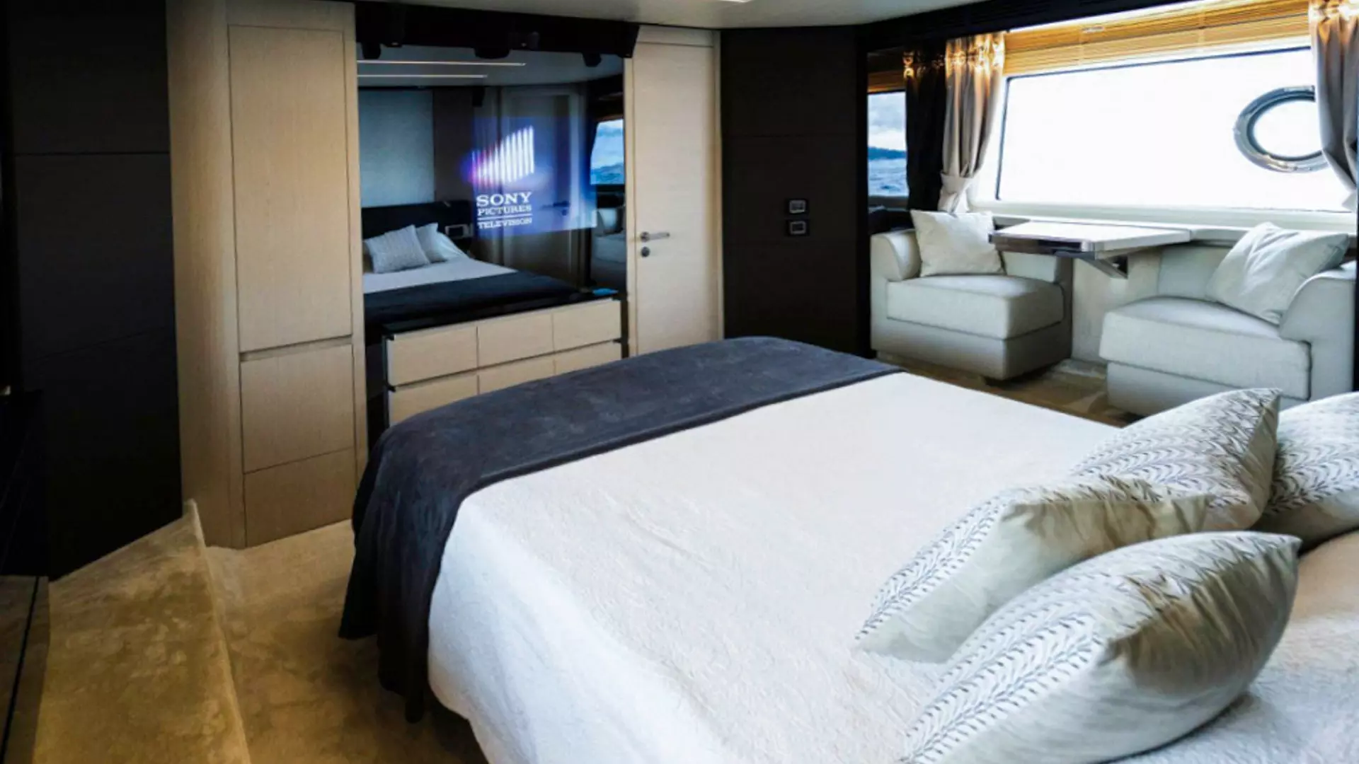 22-Azimut-72-Fly-Mineira-Master-cabin _ _.JPG