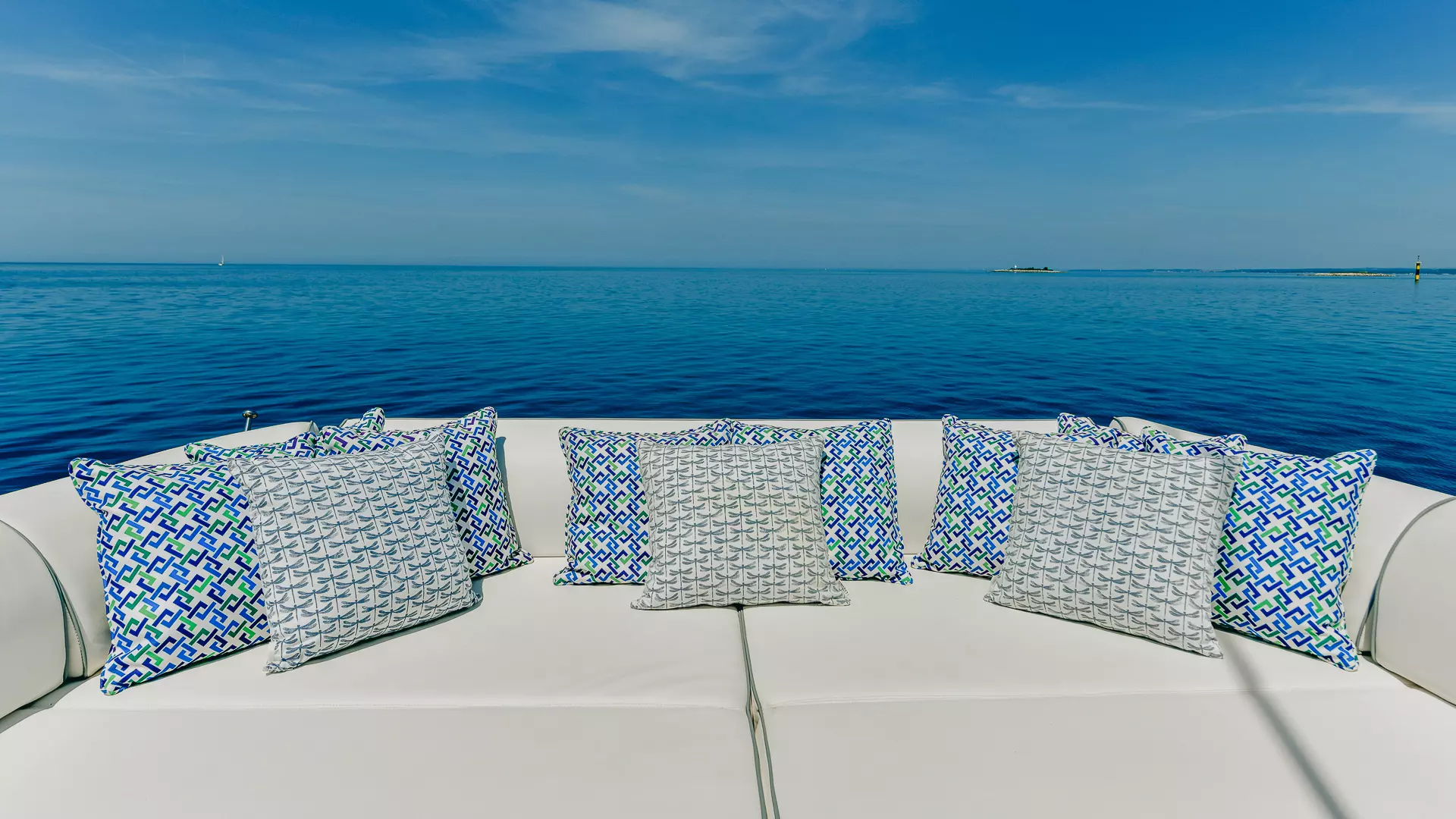 09-SEA-LADY-lounge-area.jpg