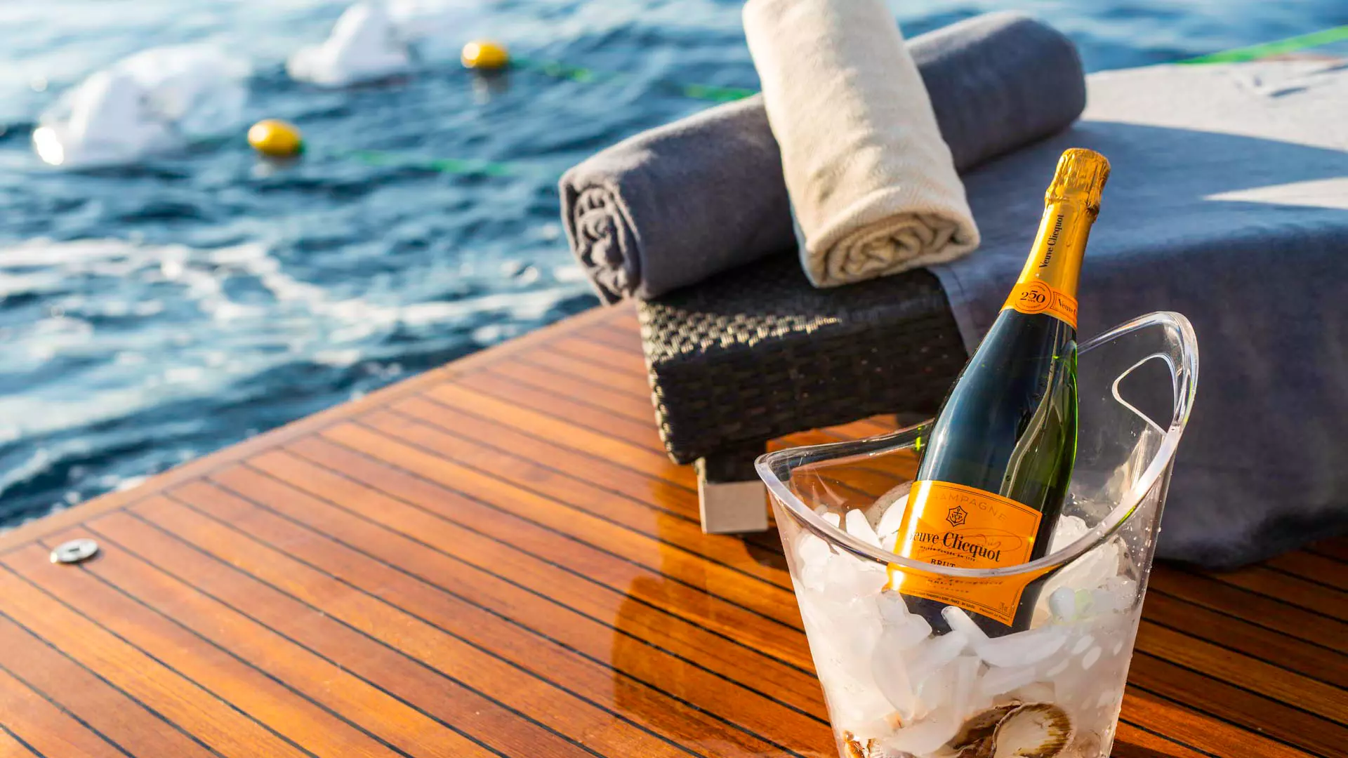16-Azimut-S7-lifestyle-detail _.JPG