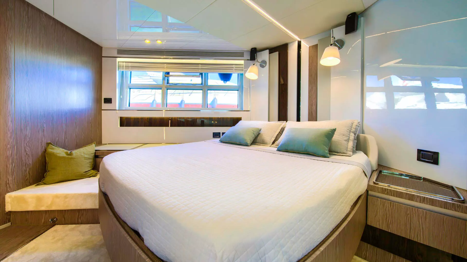 21-Azimut-S7-Master-cabin _.JPG