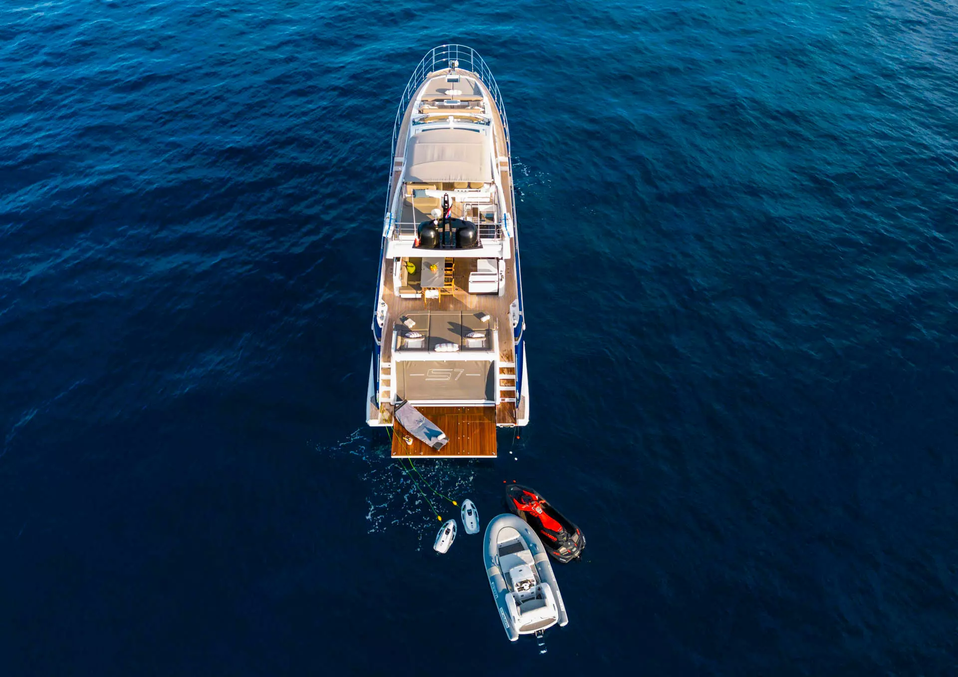 06-Azimut-S7-aft-aereal-view _.JPG