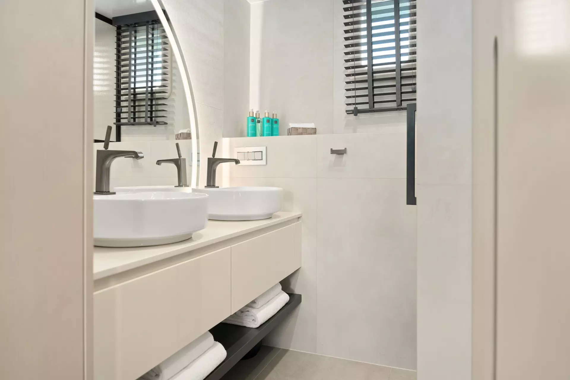 69. MAXITA Tribunj stateroom en suite - Lower deck.jpg