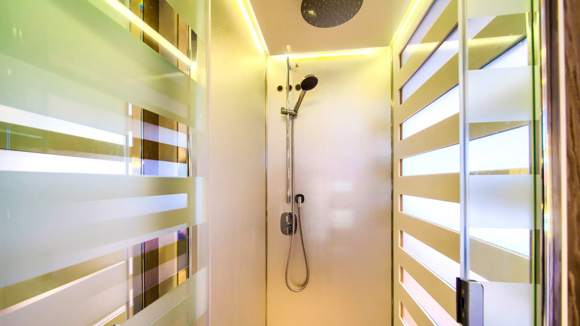 26-Azimut-S7-bathroom _.JPG