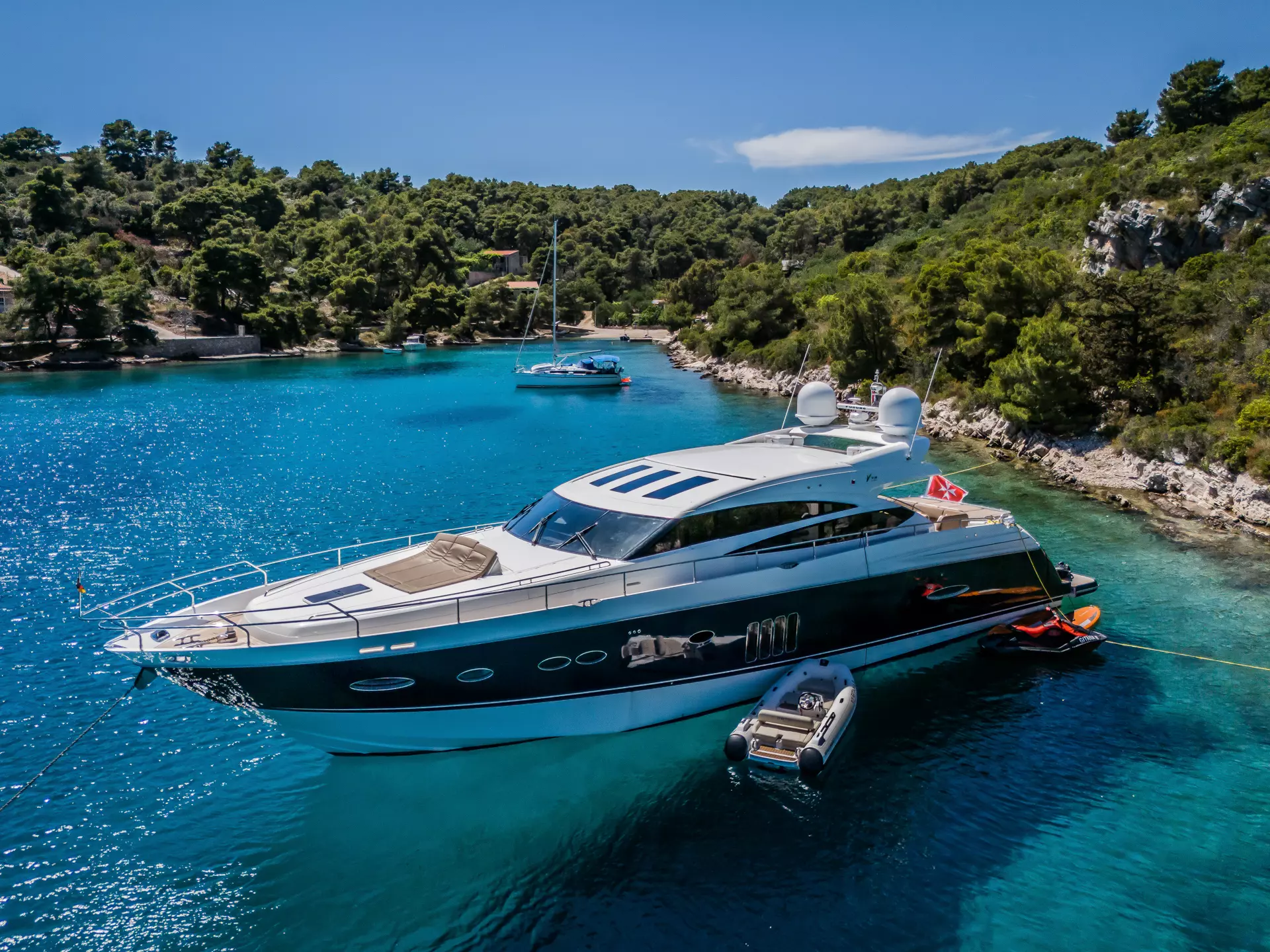 01-Gitana_II_portside_anchored_.jpg