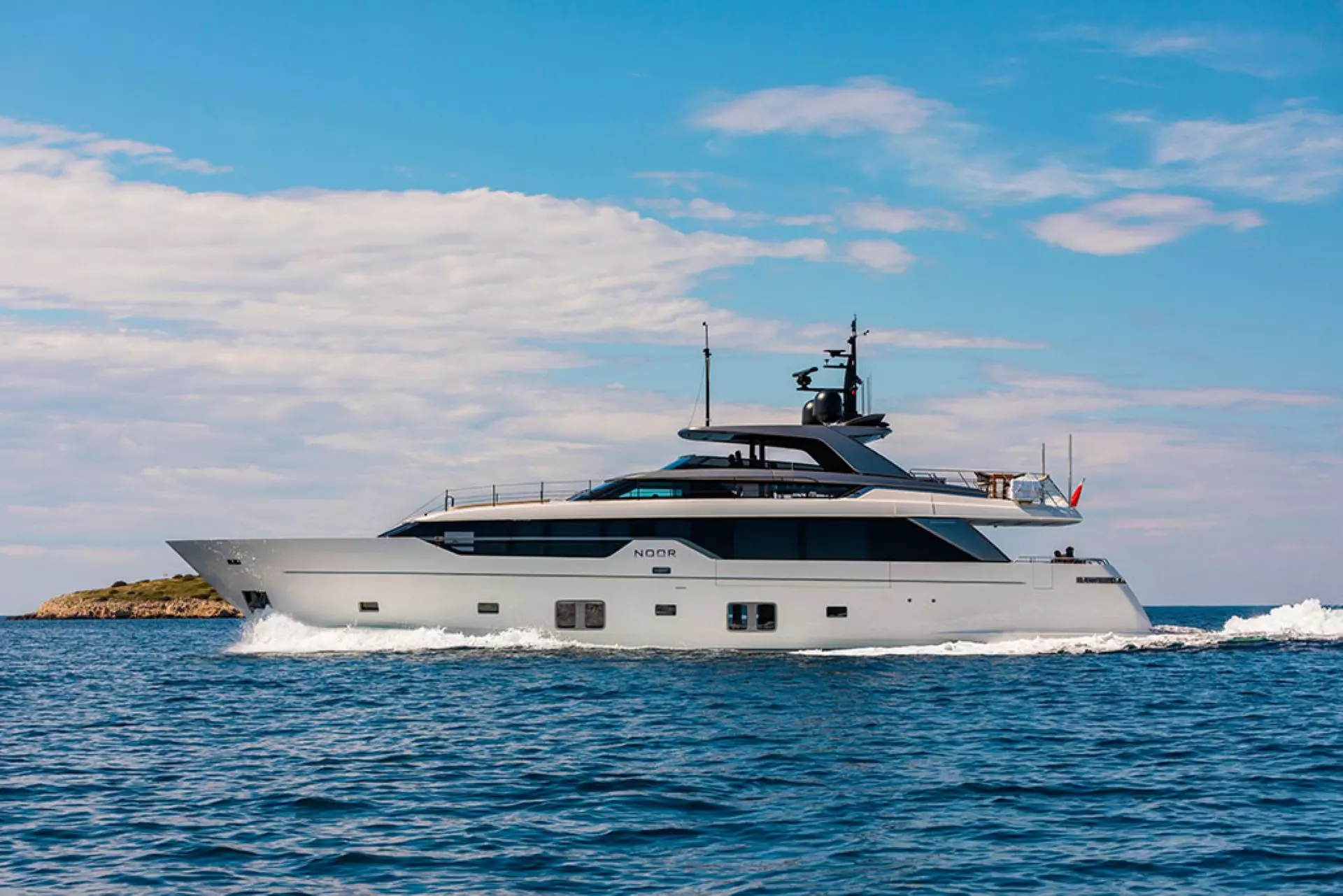 00 - Noor II - side view cruising.jpg